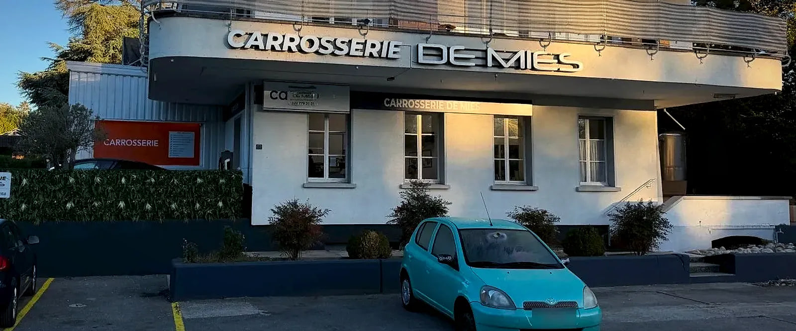 L'atelier de la Carrosserie de Mies, Route de Suisse 53, avec son enseigne